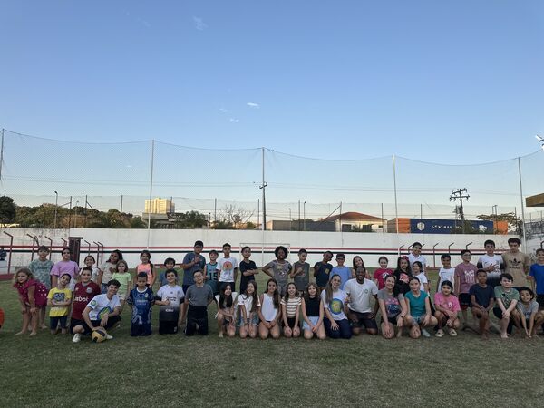 Grupo de crianças em evento de recreação ao ar livre
