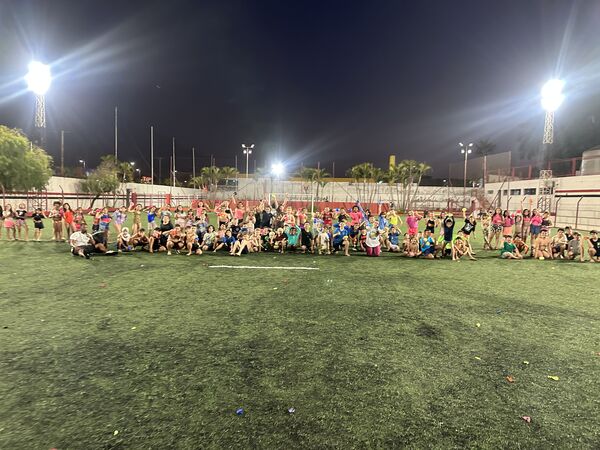 Evento de recreação noturno com dezenas de crianças